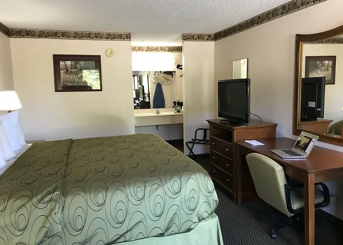 Clairmont Inn & Suites - Warren