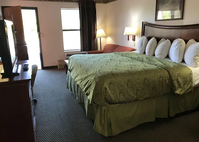 Clairmont Inn & Suites - Warren