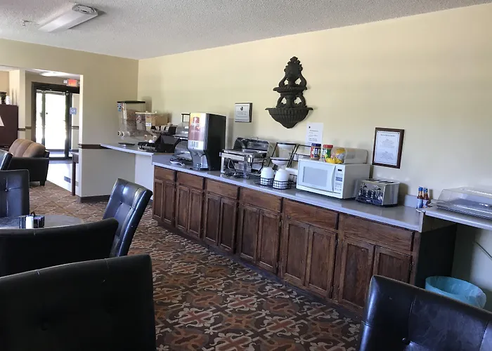 Clairmont Inn & Suites - Warren