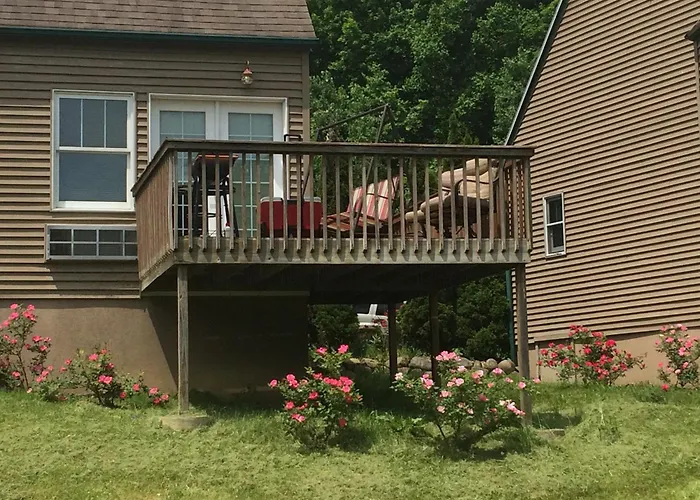 Spruce Hill Inn & Cottages