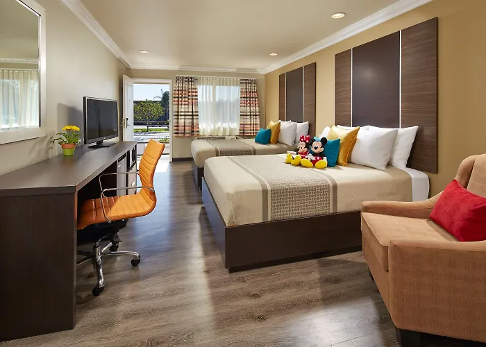 Eden Roc Inn & Suites Near The Maingate