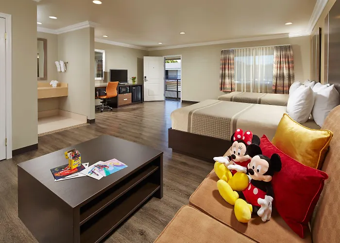 Eden Roc Inn & Suites Near The Maingate