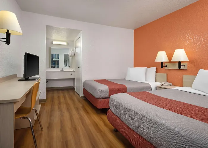 Motel 6-Buena Park, Ca - Knotts Berry Farm - Disneyland