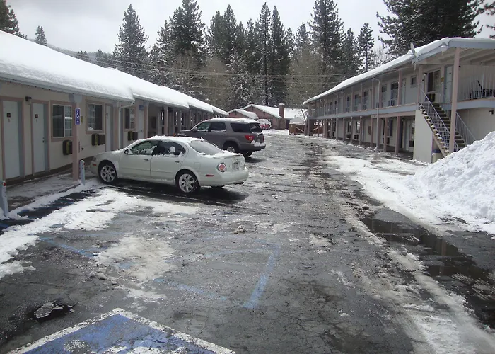 Bluebird Day Inn & Suites