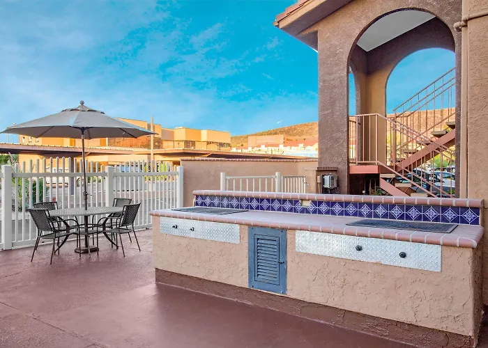 Howard Johnson By Wyndham St. George Hotel & Suites