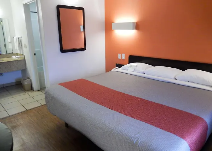 Motel 6-Clute, Tx