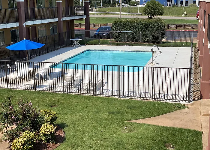 Super 8 By Wyndham Midwest City Ok