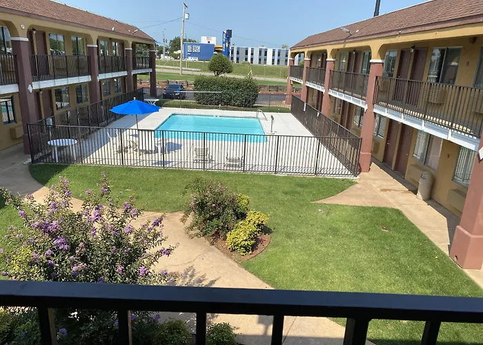 Super 8 By Wyndham Midwest City Ok