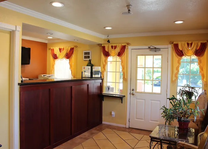 Upper Lake Inn & Suites