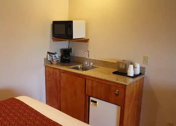 Upper Lake Inn & Suites