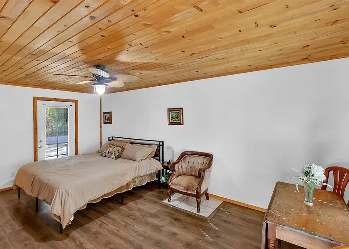 Rouge Cobb Mountain Hotel - Cabin 3