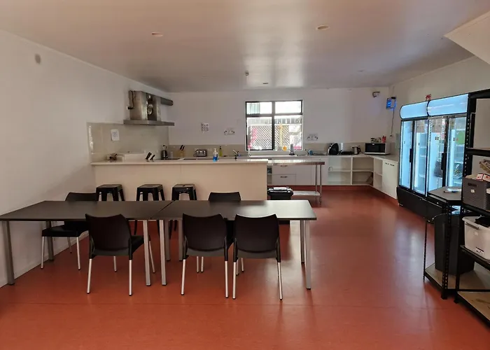 Palm Tree Apartments & Backpackers