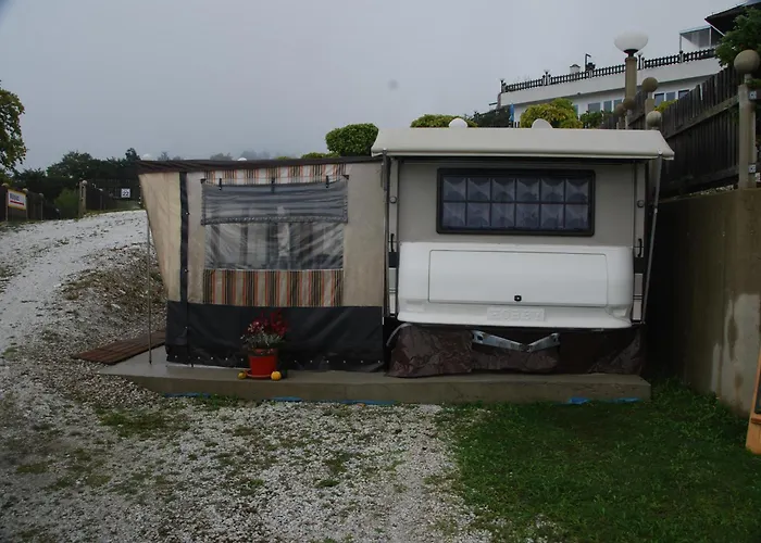 Weinberg-Panorama- Mobilhome - Wohnwagen