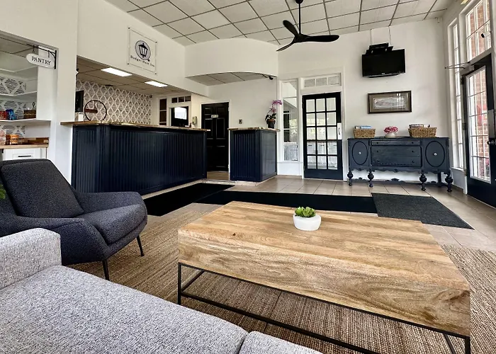 Budget Host East End Riverhead