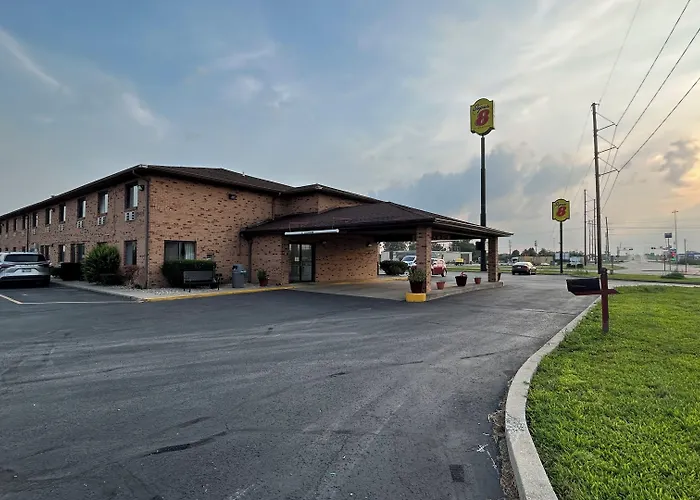 Super 8 By Wyndham Gilman