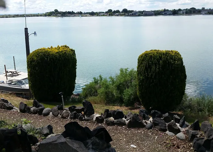 Lake Shore Inn Waterfront