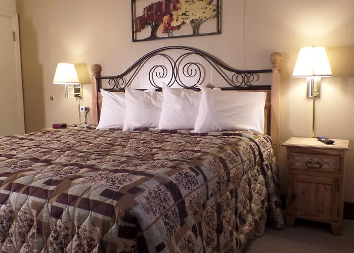 Kinnikinnik Motor Lodge