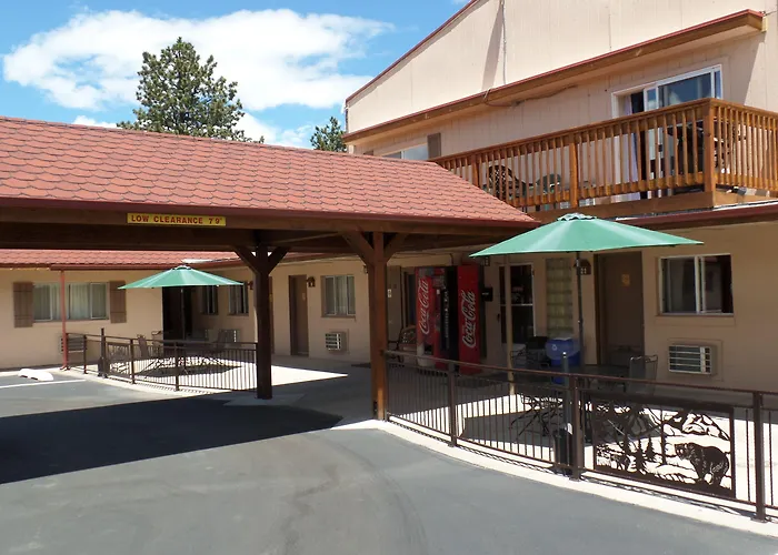 Kinnikinnik Motor Lodge