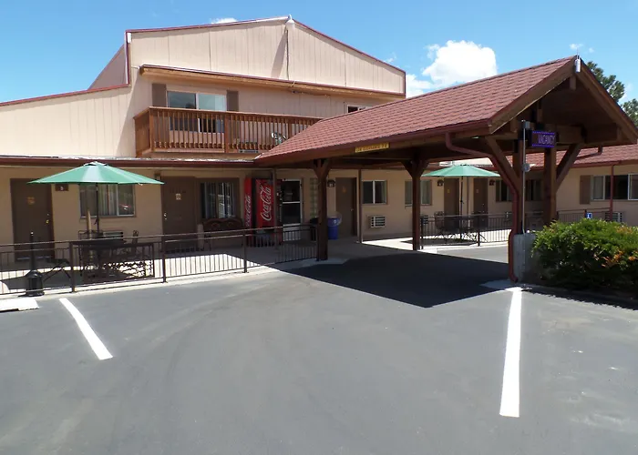 Kinnikinnik Motor Lodge