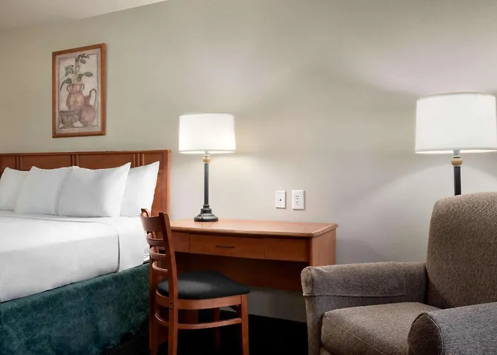 Travelodge By Wyndham Clinton Valley West Court
