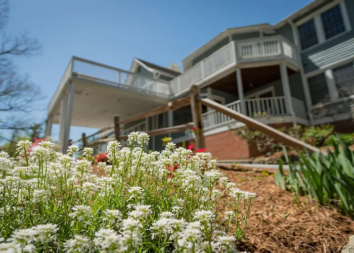 Highland Lake Inn & Resort - Flat Rock