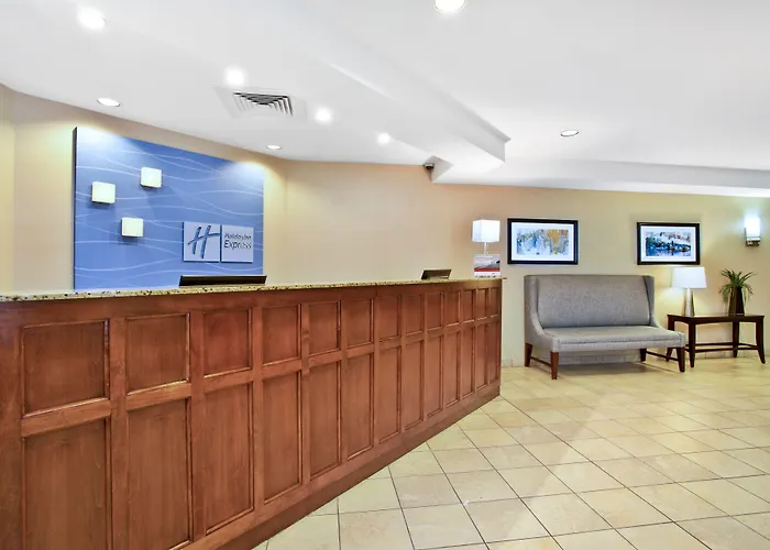 Holiday Inn Express & Suites Bradley Airport By Ihg