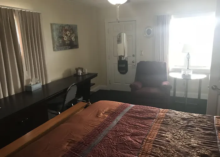 Longhouse Lodge Motel