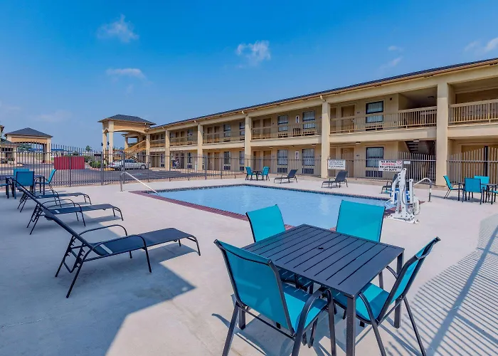 Days Inn & Suites By Wyndham Huntsville