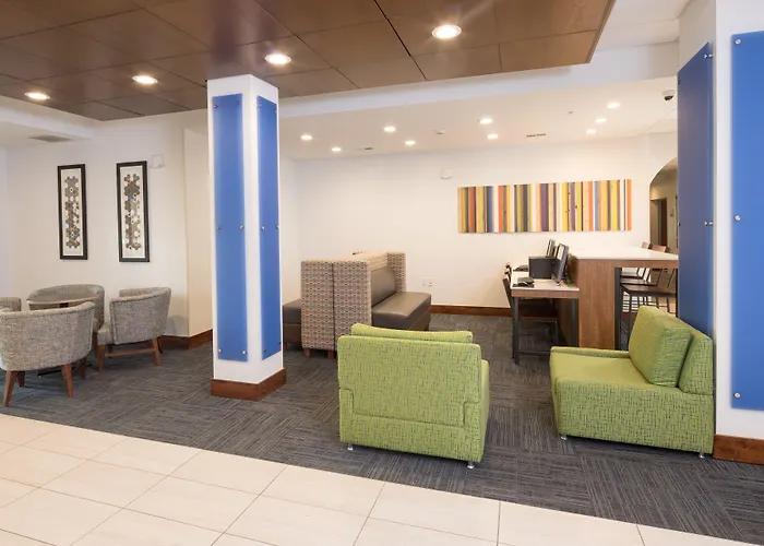 Holiday Inn Express Hotel & Suites Detroit-Utica By Ihg
