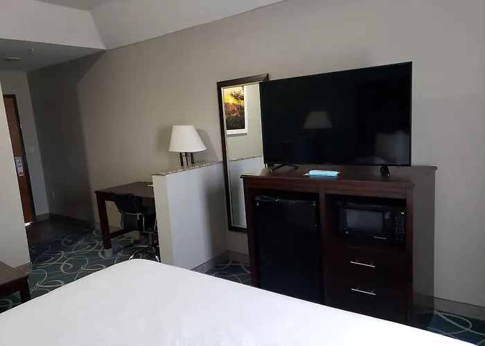 Days Inn & Suites By Wyndham Cleburne Tx