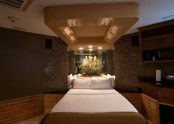 The Champagne Lodge And Luxury Suites