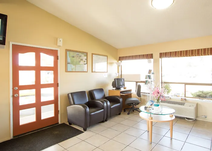 Econo Lodge Inn & Suites