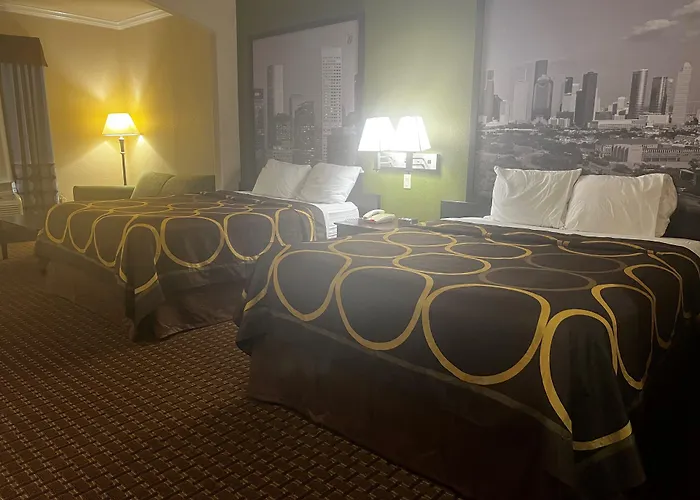 Super 8 By Wyndham Iah West/Greenspoint
