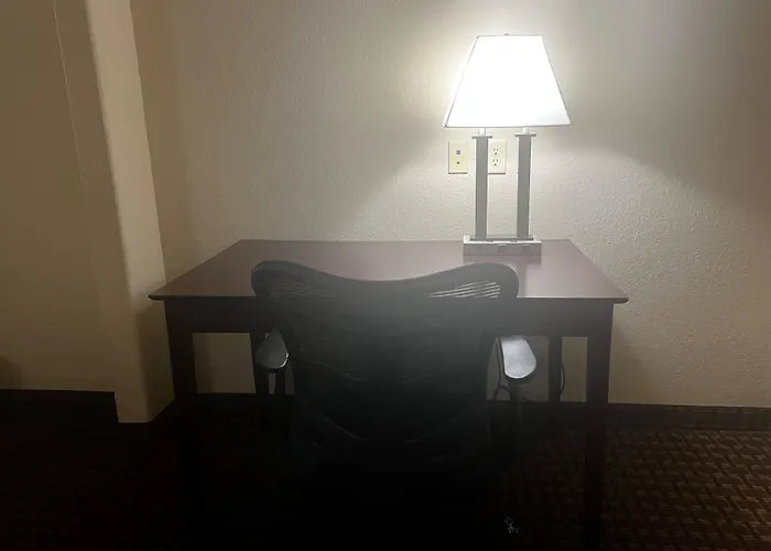 Super 8 By Wyndham Iah West/Greenspoint