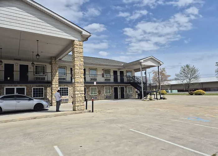General Bragg Inn & Suites