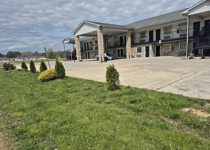 General Bragg Inn & Suites
