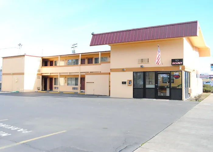 Signature Inn Medford Downtown - Newly Renovated