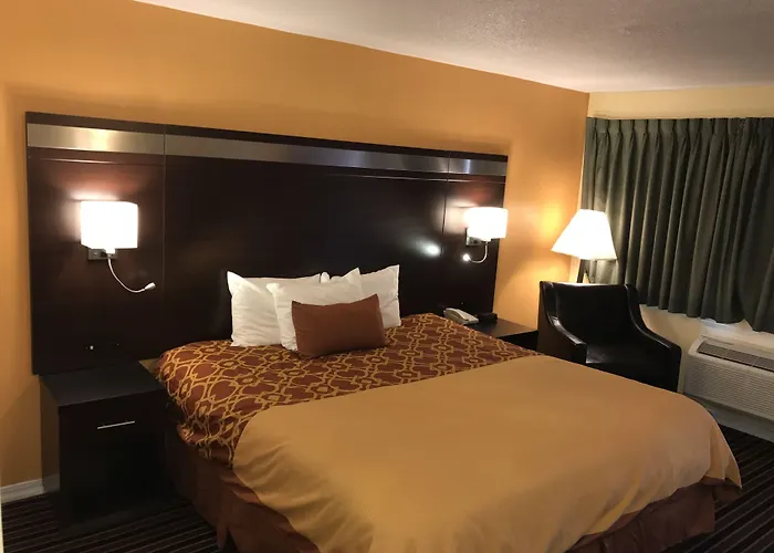 Signature Inn Medford Downtown - Newly Renovated