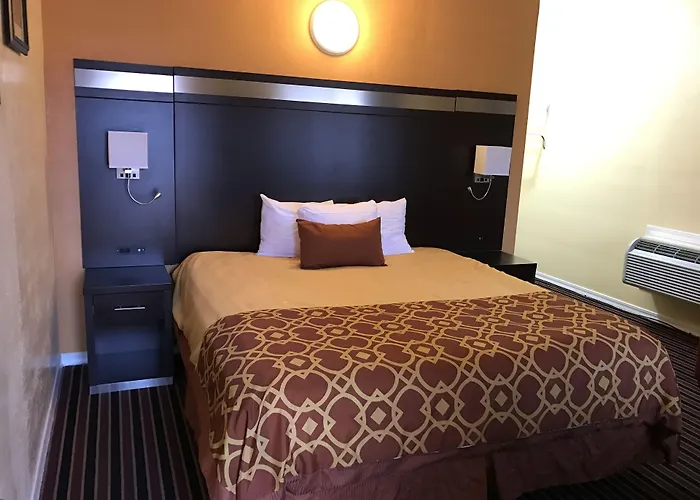 Signature Inn Medford Downtown - Newly Renovated