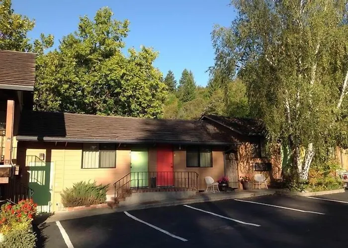 Humboldt Redwoods Inn