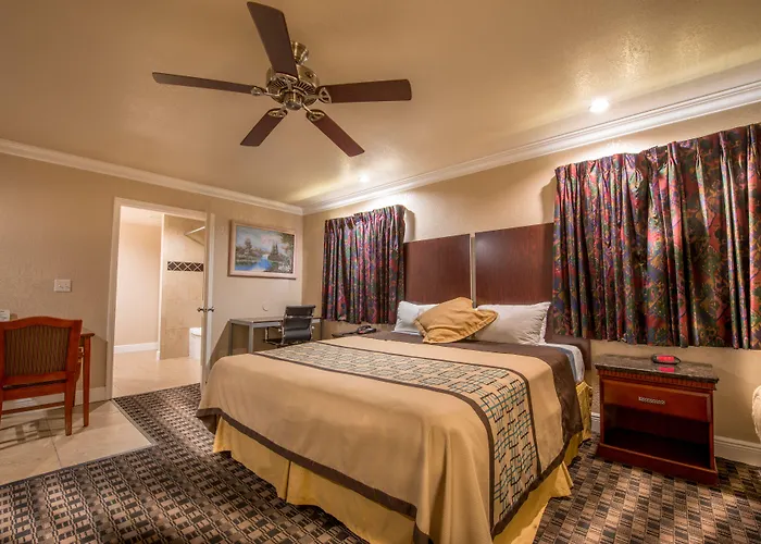 Edge Water Inn