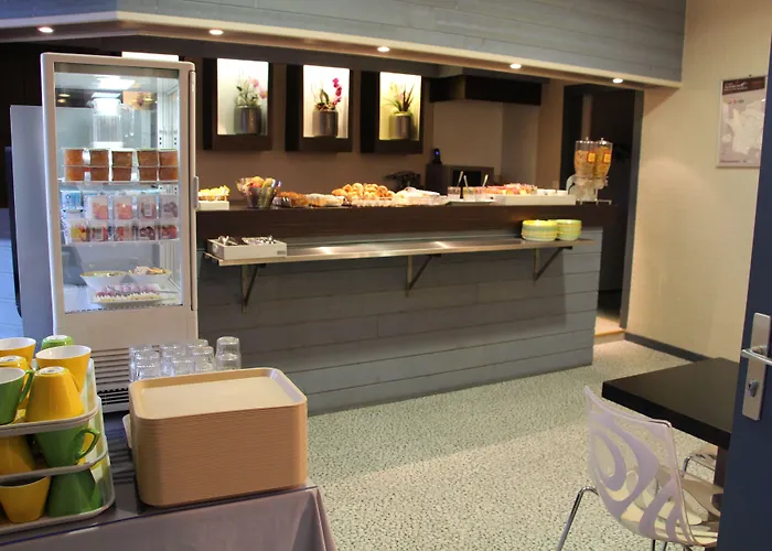 Hotel The Originals Access - Proche Centre-Ville - Gare