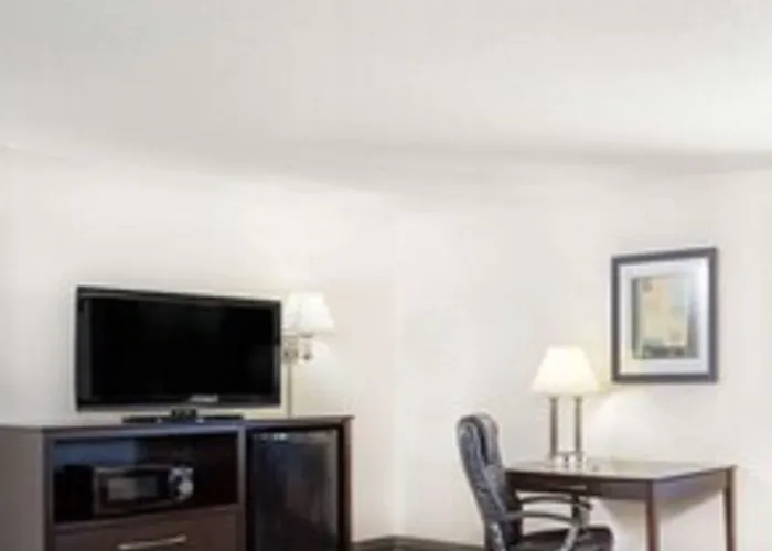 Super 8 By Wyndham Cedar Falls