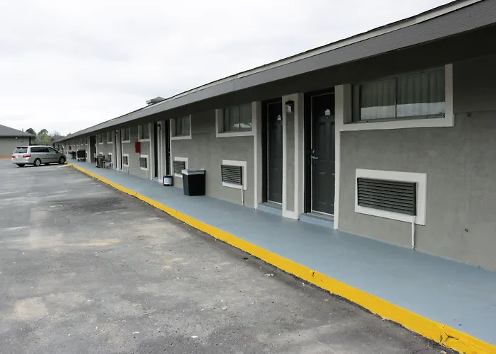 Deluxe Inn Motel