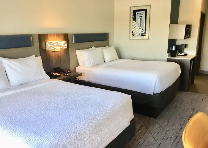 Holiday Inn Express Pratt By Ihg