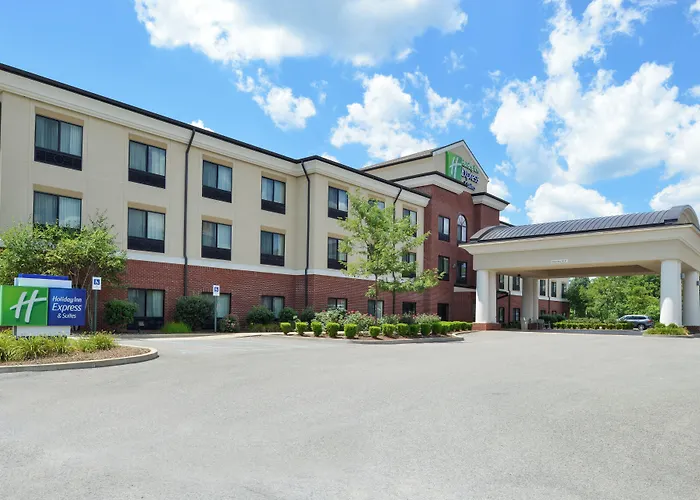 Holiday Inn Express & Suites Fairmont By Ihg