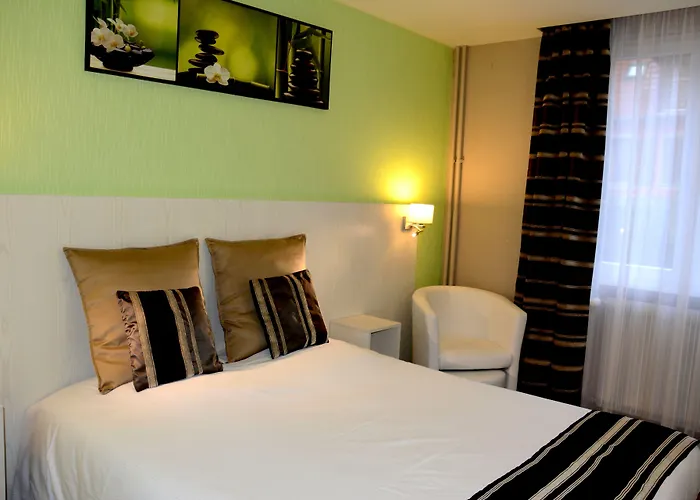 Logis Hotel Du Centre - Halte Ideale En Cyclotourisme Avec Garage A Velos Clos