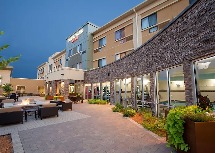Courtyard Mankato Hotel & Event Center