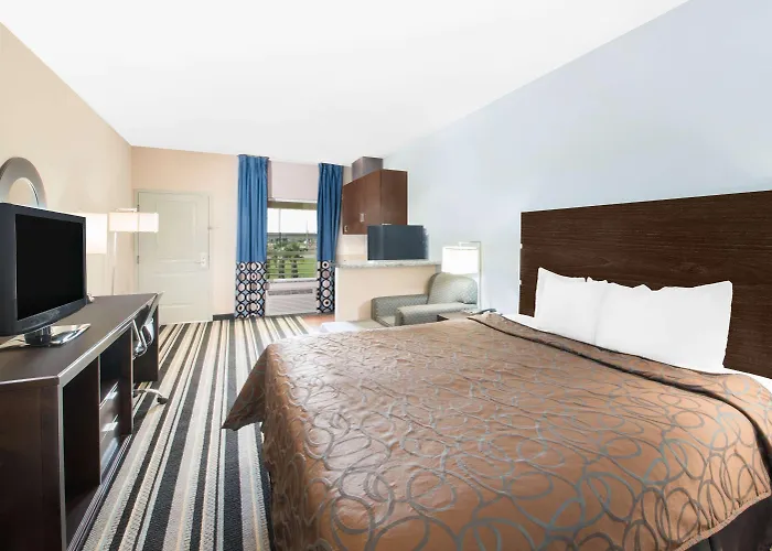 Super 8 By Wyndham Dilley Tx