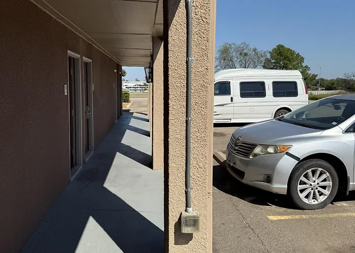 Red Roof Inn & Suites Sulphur Springs